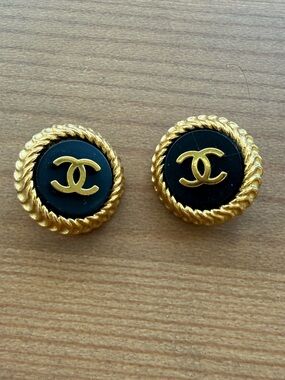 Vintage Chanel clip earrings ‘95 in perfect condition